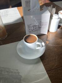 ein armenischer Kaffee in der Frühstückslobby des Hotels //Tufenkian//, Jerewan
