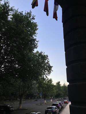 Ein neuer Morgen vor dem Hotel