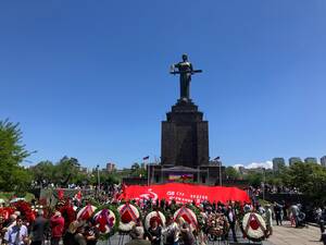 Am Denkmal der „Mutter Armenia“, 9. Mai 2025
